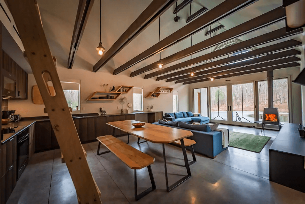 The Pond House A modern cabin within the forest 